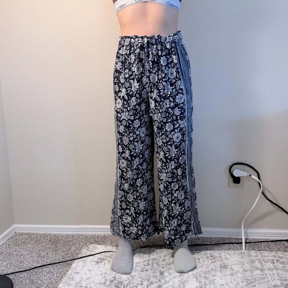 American Eagle Outfitters Black and White Floral Wide Leg Pull On Pants Size S